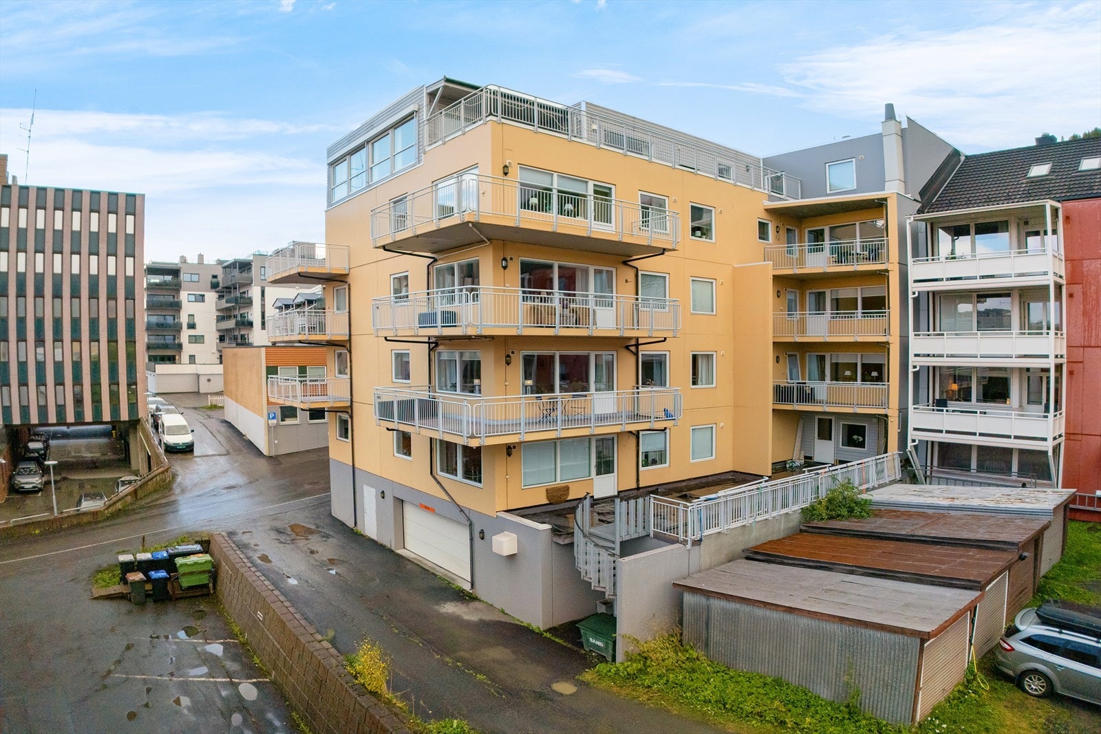 Bygget er velholdt og godt tatt vare på, bygget har parkeringsgarasje og heis tilgjengelig for boende Galleribilde