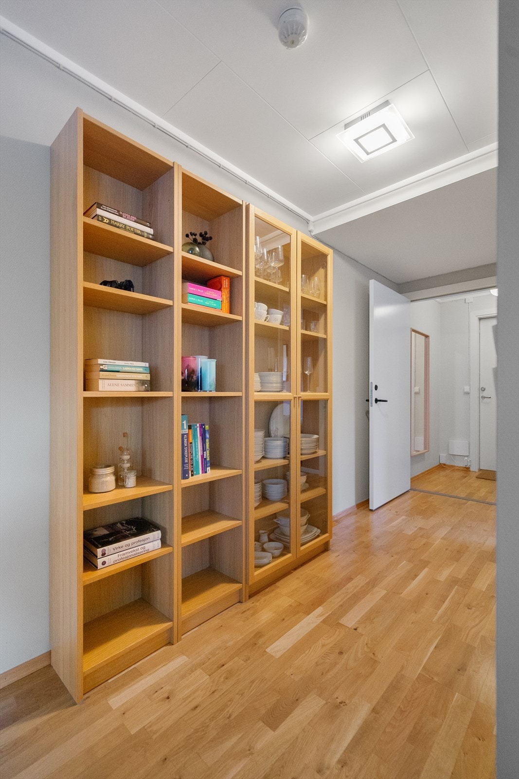 Gangen binder leiligheten naturlig sammen, med inngang til både soverom og stue. Her oppleves planløsningen som både oversiktlig og arealeffektivt Galleribilde