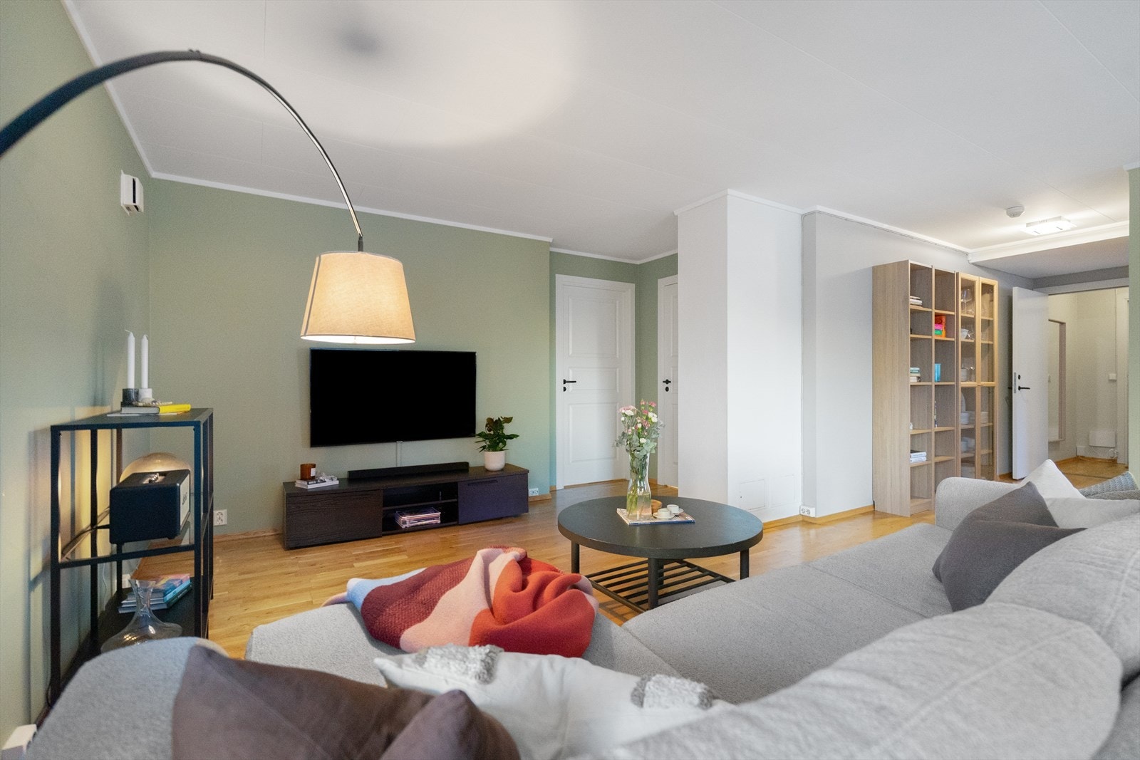 Rommet har en gjennomtenkt planløsning som gjør det enkelt å møblere og utnytte arealet godt Galleribilde