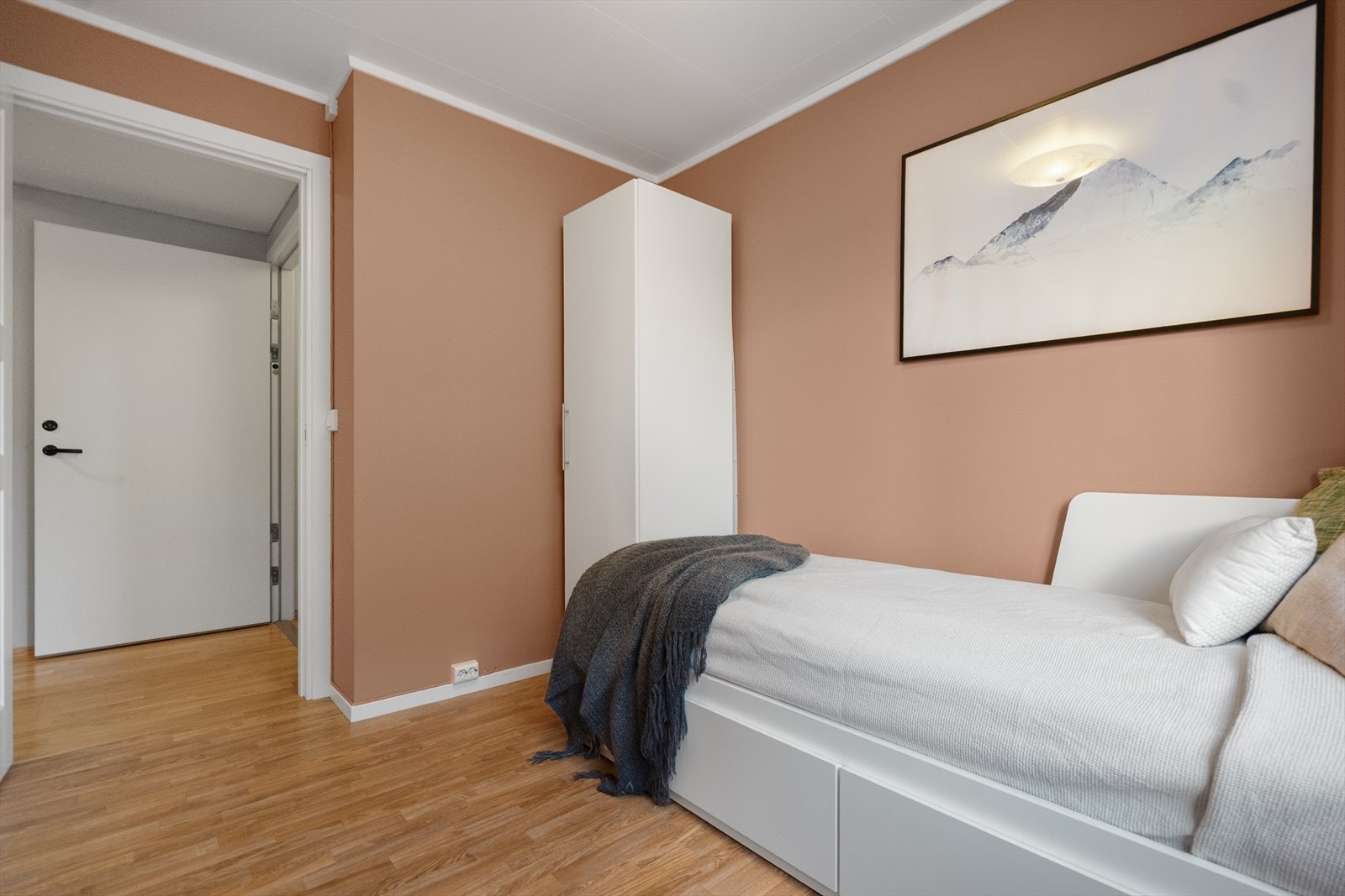 Soverom 1 - Gjennomført fargevalg og en moderne, avslappet atmosfære. Et rom som enkelt kan tilpasses ulike behov Galleribilde