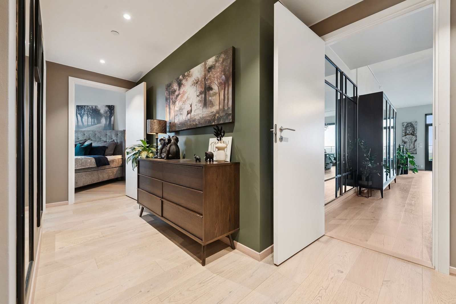 Jordnær og stilfull gang med vannbårne gulvvarme. Galleribilde