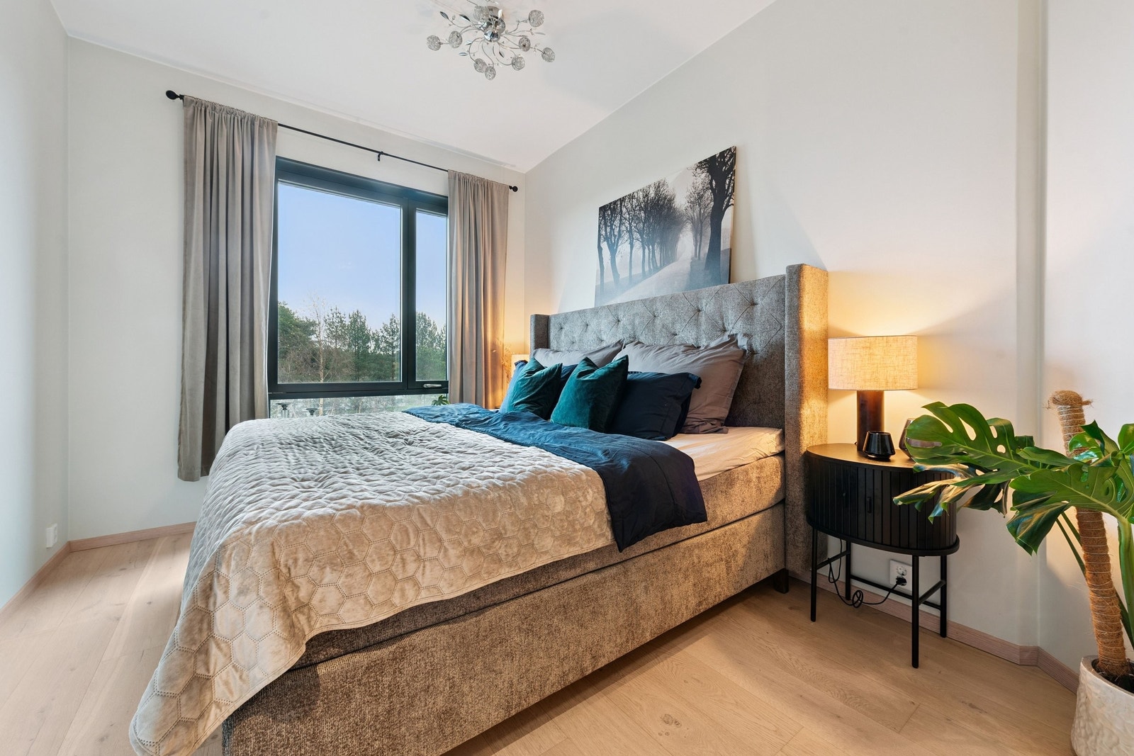 Hovedsoverom med takhøyde på 2.95 og god plass til stor seng på 210 *210 Galleribilde