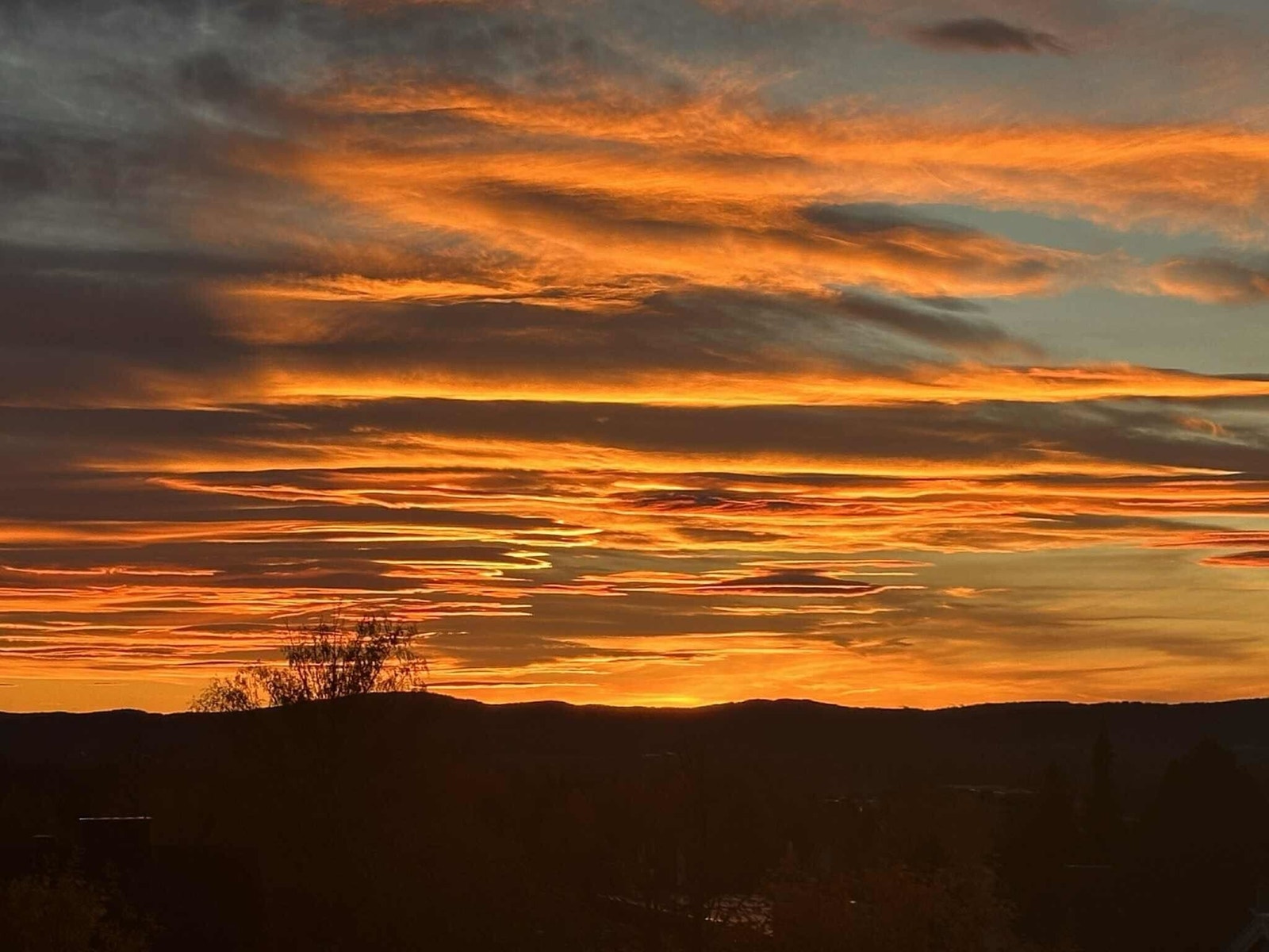 Spektakulær utsikt på kveldstid med solnedgang Galleribilde