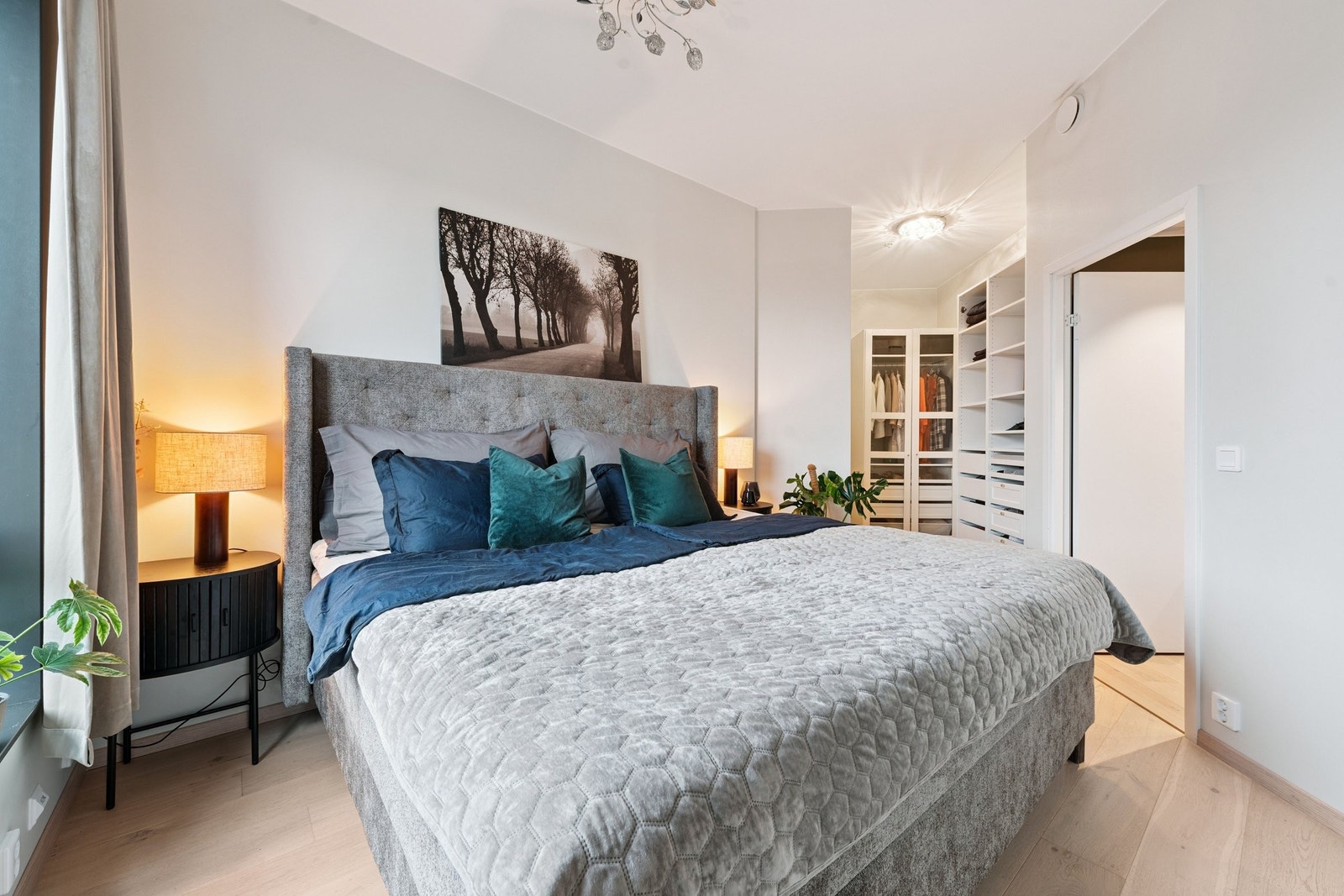 Hovedsoverom med god skapplass og gulvarme i garderobe seksjonen. Galleribilde