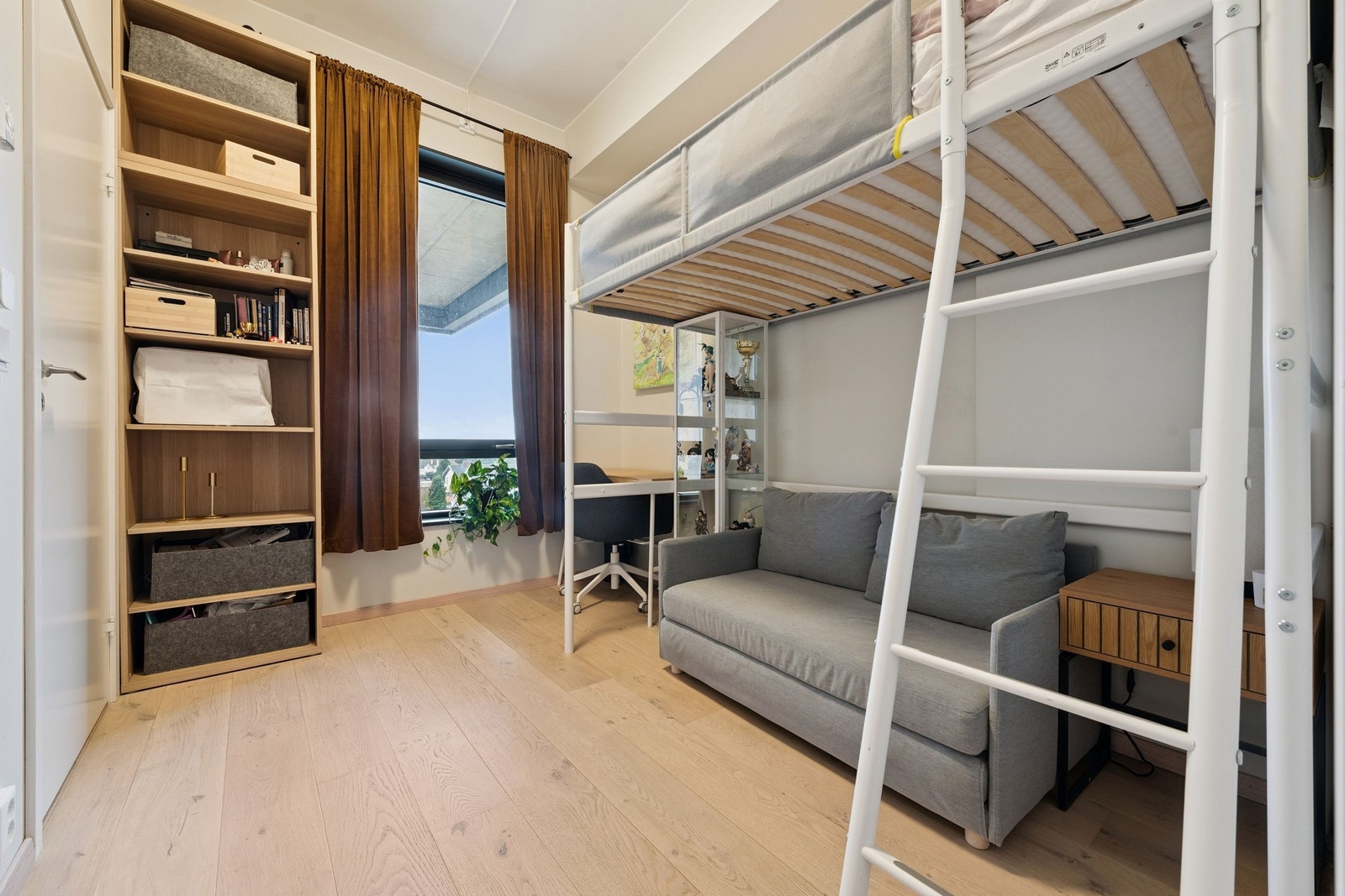 Soverom 3 har takhøyde på 2.95 med utsikt i samme retning som balkongen. Denne egner seg også godt som kontorplass. Soverommet har også gulvvarme. Galleribilde