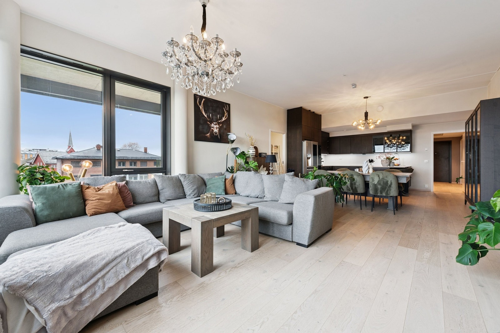 Stuen, som ligger i en åpen løsning med kjøkkenet, oppleves som lys og luftig med god møbleringsfrihet. Rommet varmes opp med vannbårne gulvvarme. Galleribilde