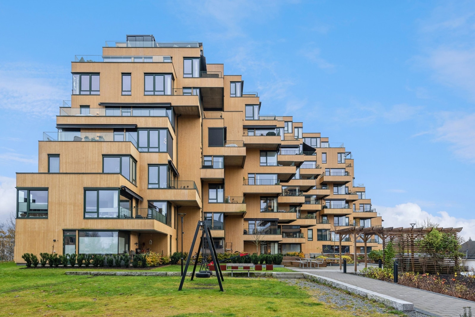 Særegen og fantastisk arkitektur som ikke kan sammenlignes med noe annet i hele Jessheim. Galleribilde