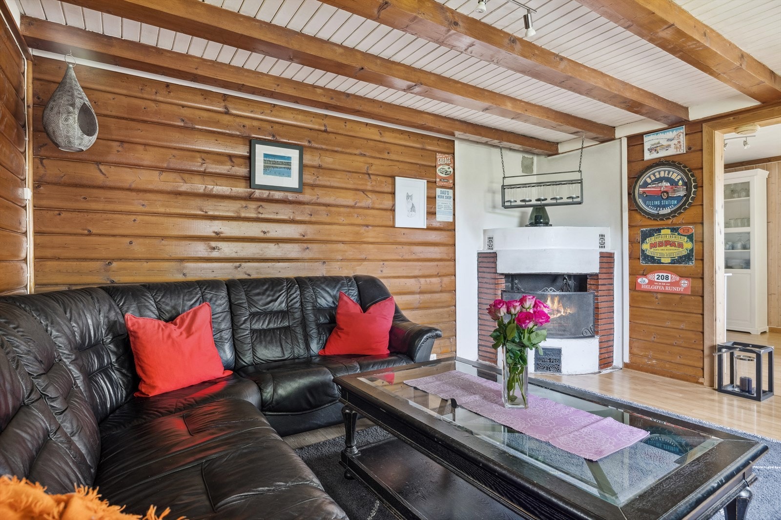 Det er tilkoblet en åpen peisinnsats som gir stemning på kaldere dager Galleribilde