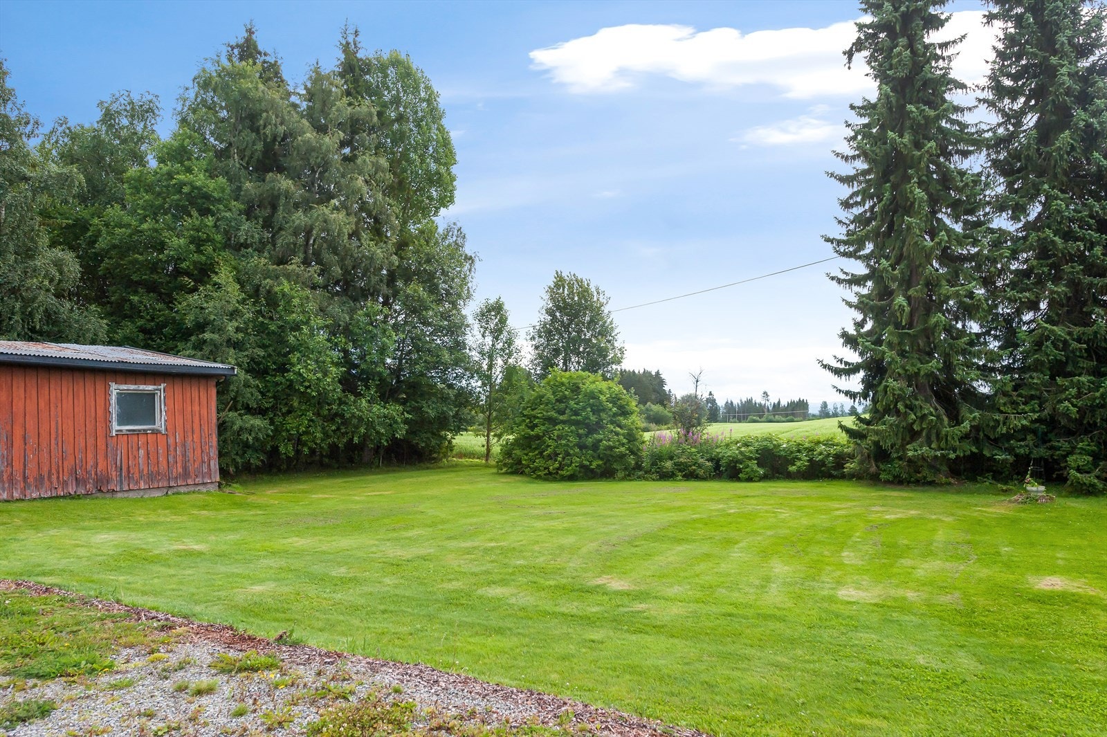 Romslig tomt og eldre uthus Galleribilde