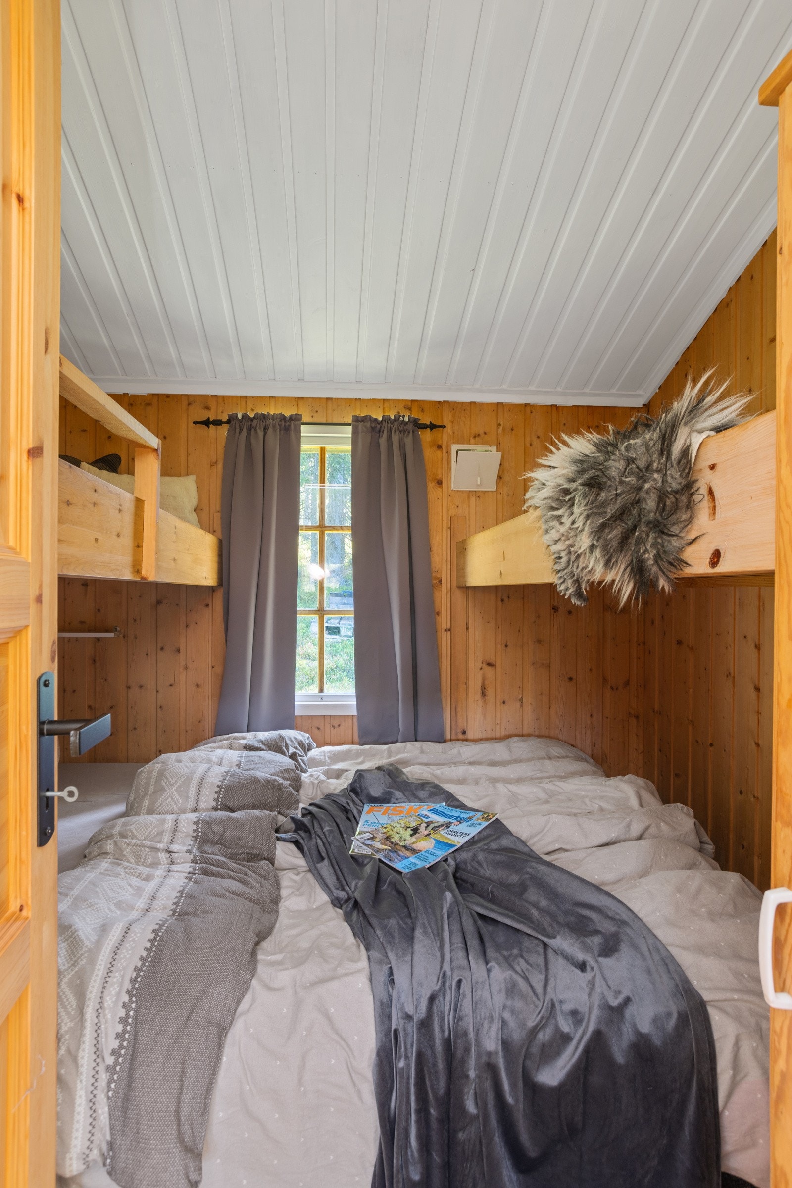 Soverom med dobbeltseng og køyer over Galleribilde