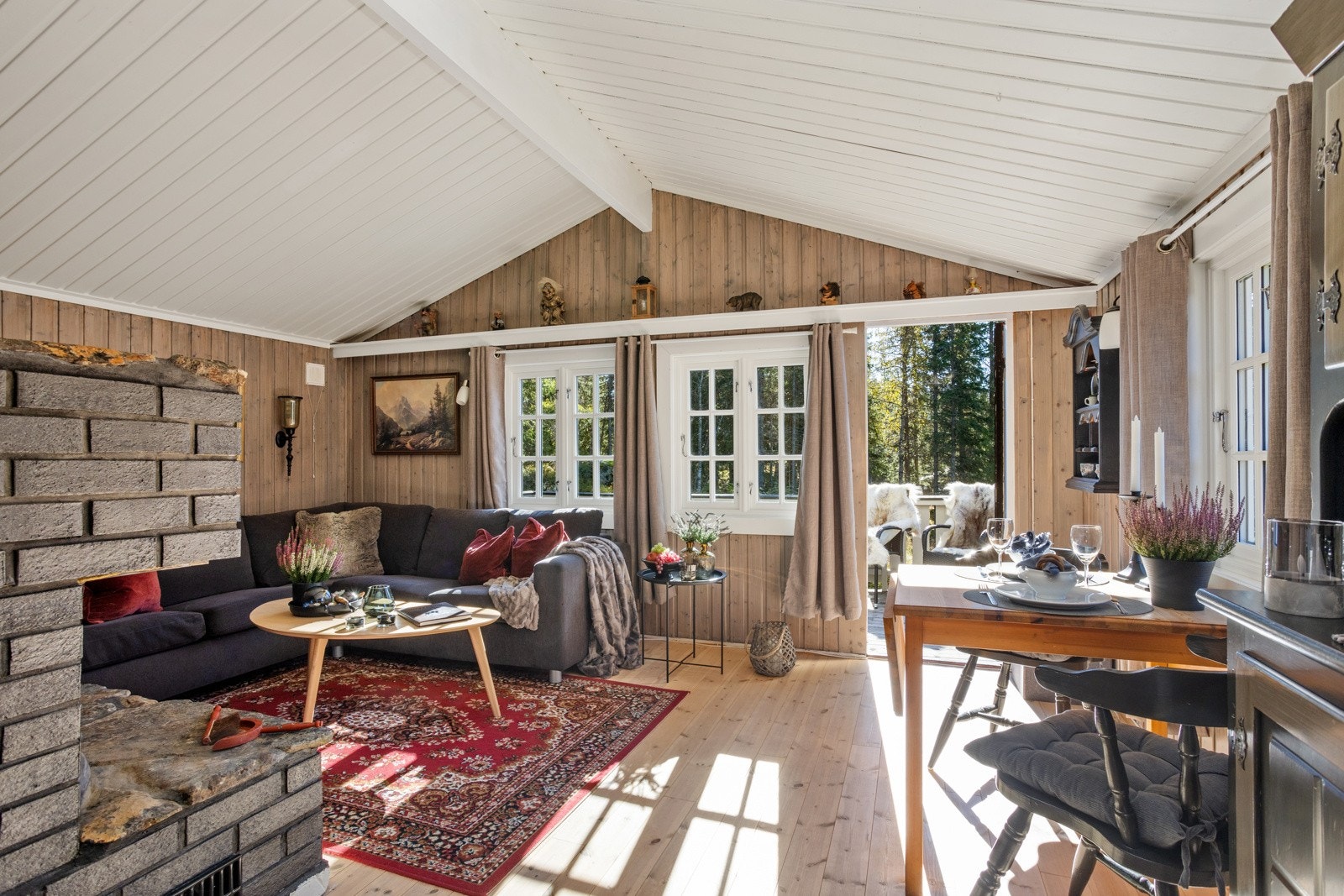 Lyst og fint med godt lysinnslipp fra vinduene Galleribilde