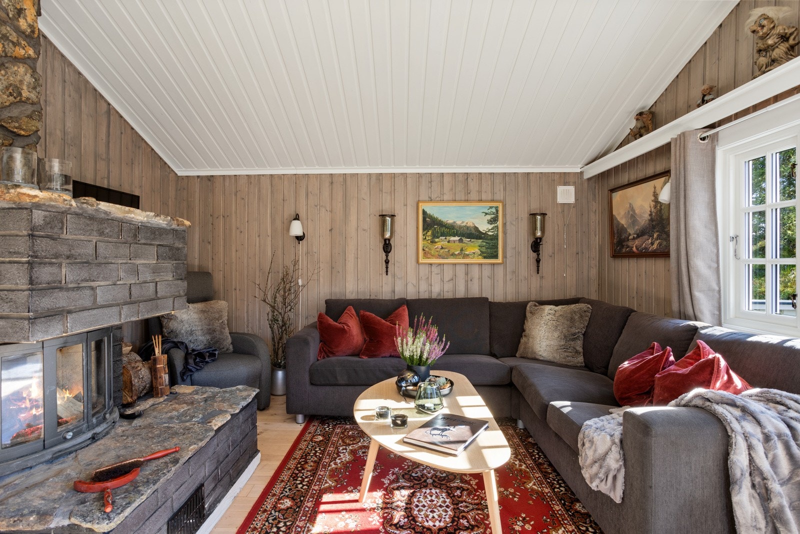 Hyggelig med peis i stuen som gir god varme Galleribilde