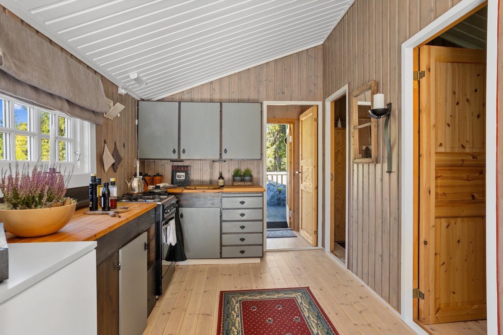 God benkeplass foran vinduet Galleribilde