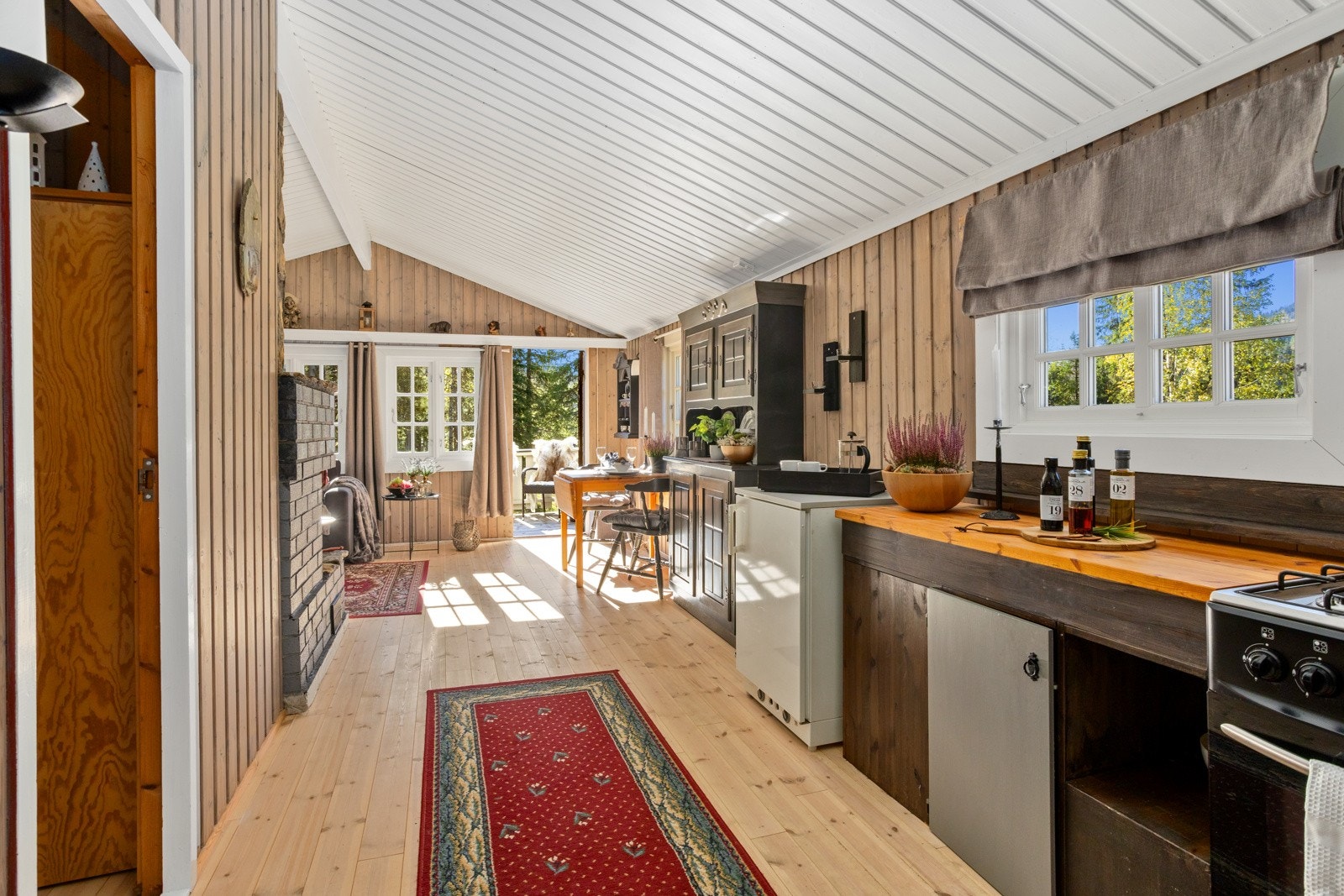 Lys og koselig hytte med åpen kjøkken/stue løsning. Utgang til sydvendt terrasse Galleribilde