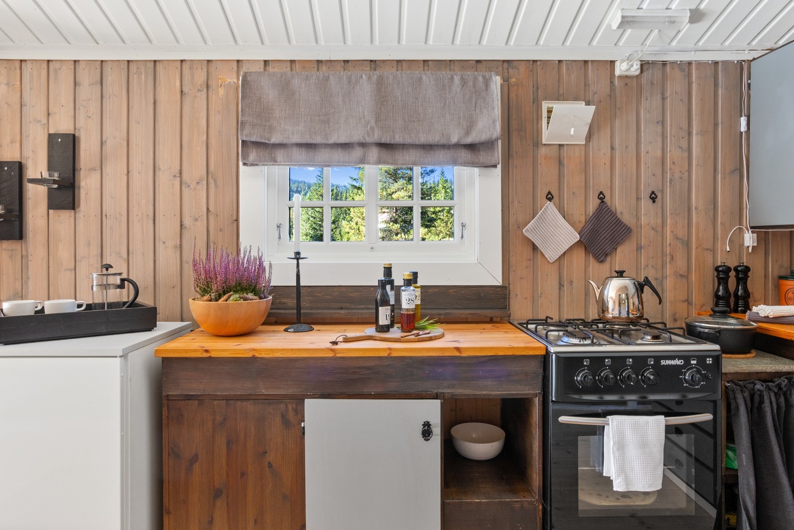 Gasskomfyr og kjøleskap på kjøkkenet. Galleribilde