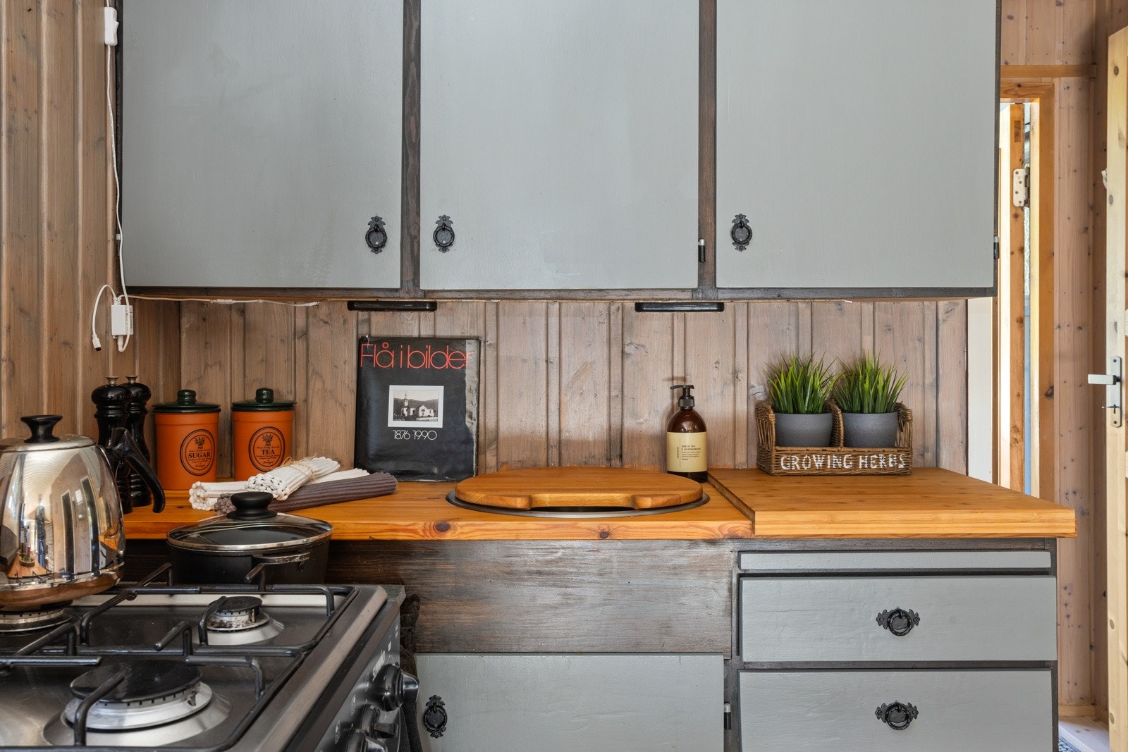 Godt med skapplass på kjøkkenet og benkeskapsbelysning Galleribilde