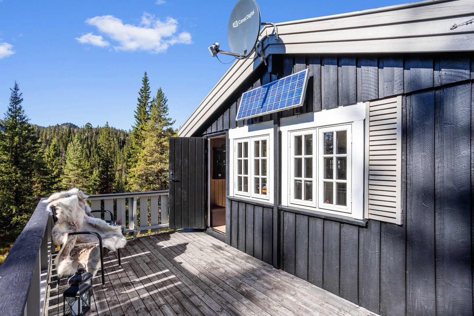 Sydvendt terrasse rett utenfor stuen Galleribilde