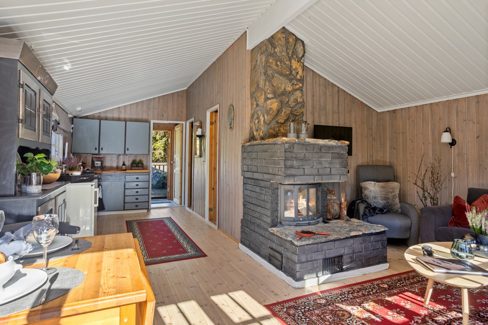 Hyggelig stuekrok med åpen løsning mot kjøkkenet Galleribilde