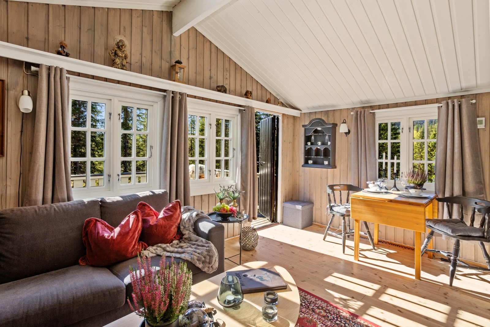 Nydelig fargepalett og godt med dagslys gjør hytta til en trivelig plass å være Galleribilde