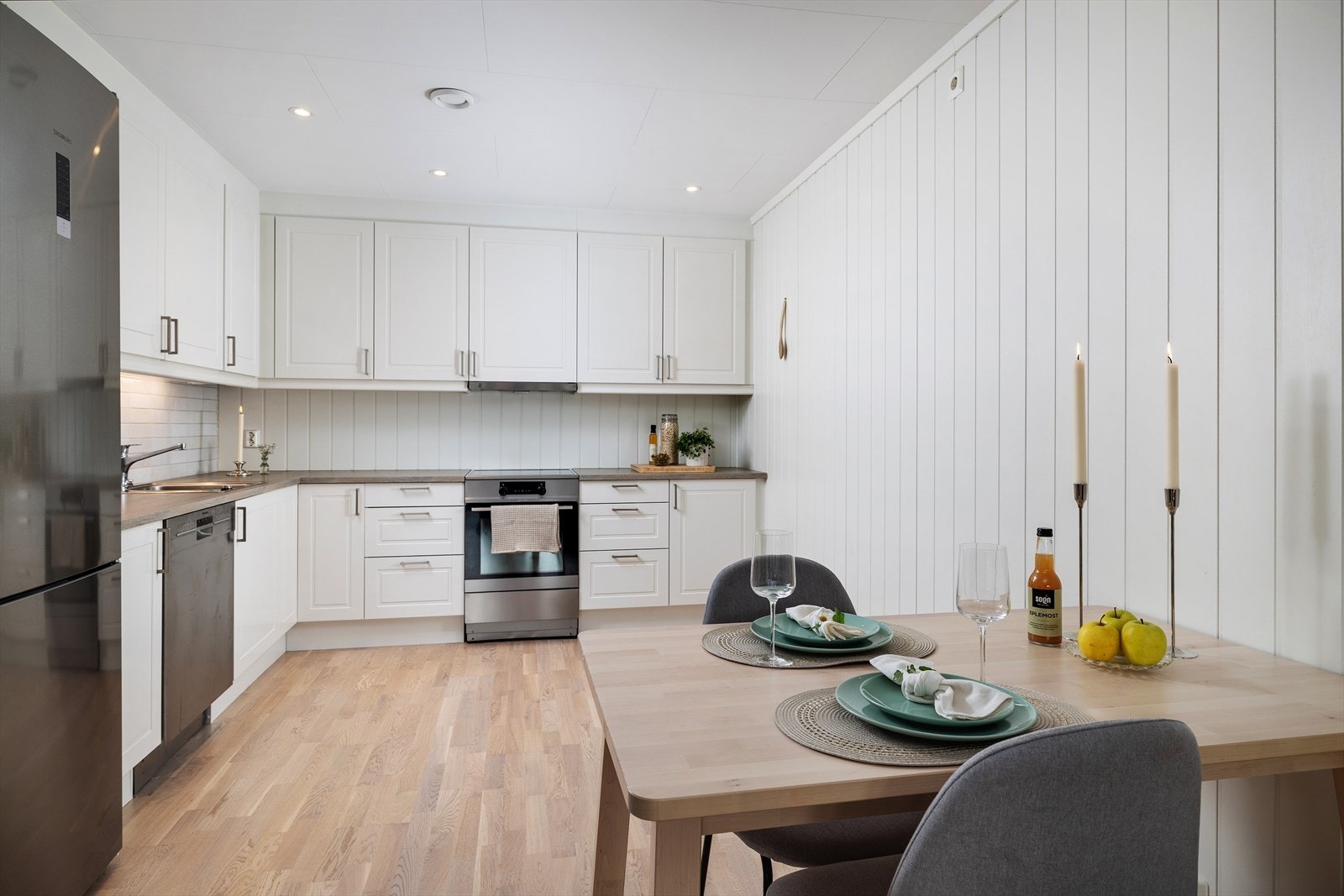 Det er plass til spisebord ved kjøkkenet. Her er det montert avtrekksvifte over komfyr. Det er også montert balansert ventilasjonsanlegg i boligen. Galleribilde