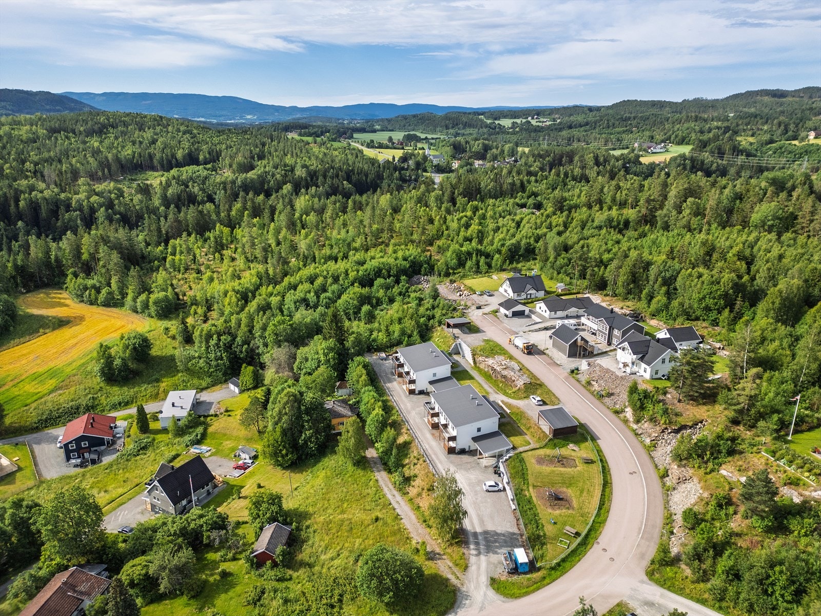 Ca. 10 min kjøring til Hokksund med alle servicetilbud. Ca. 25 min å kjøre til Drammen sentrum. Galleribilde