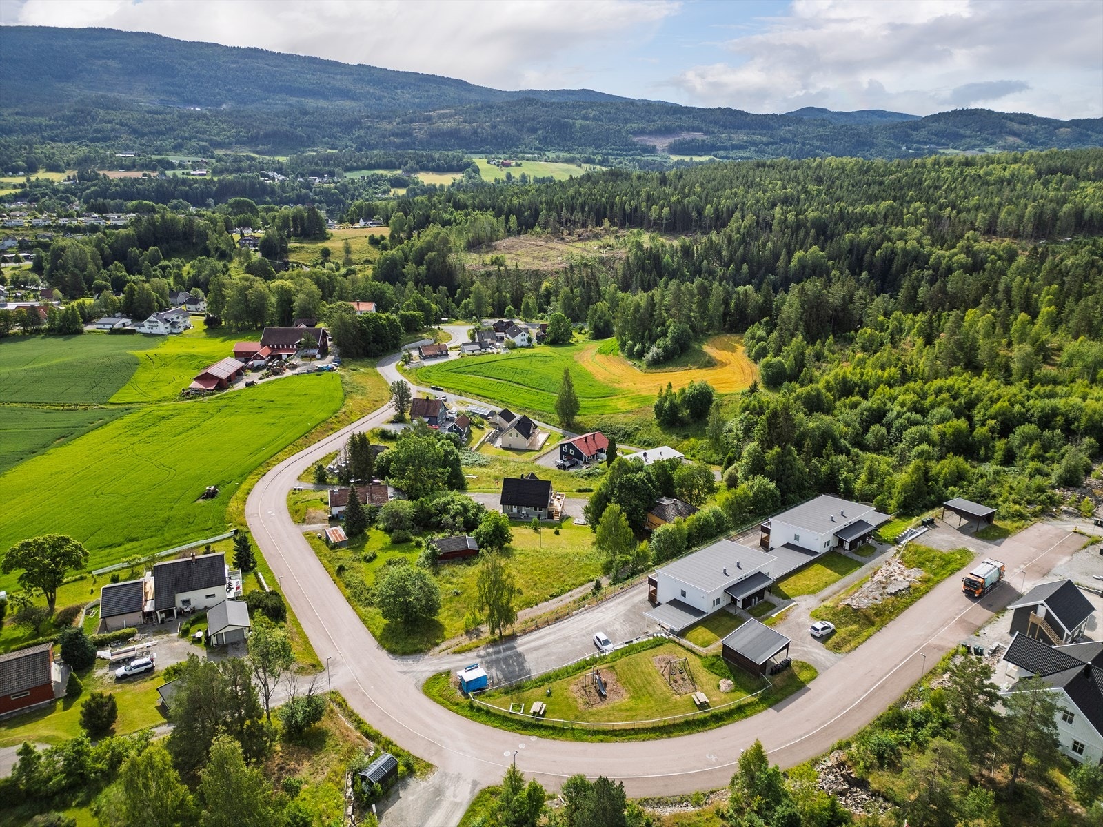 I Skotselv vil man finne et trygt og godt oppvekstmiljø som grenser mot skogen og områder for friluftsliv med aktiviteter både sommer og vinter. Galleribilde