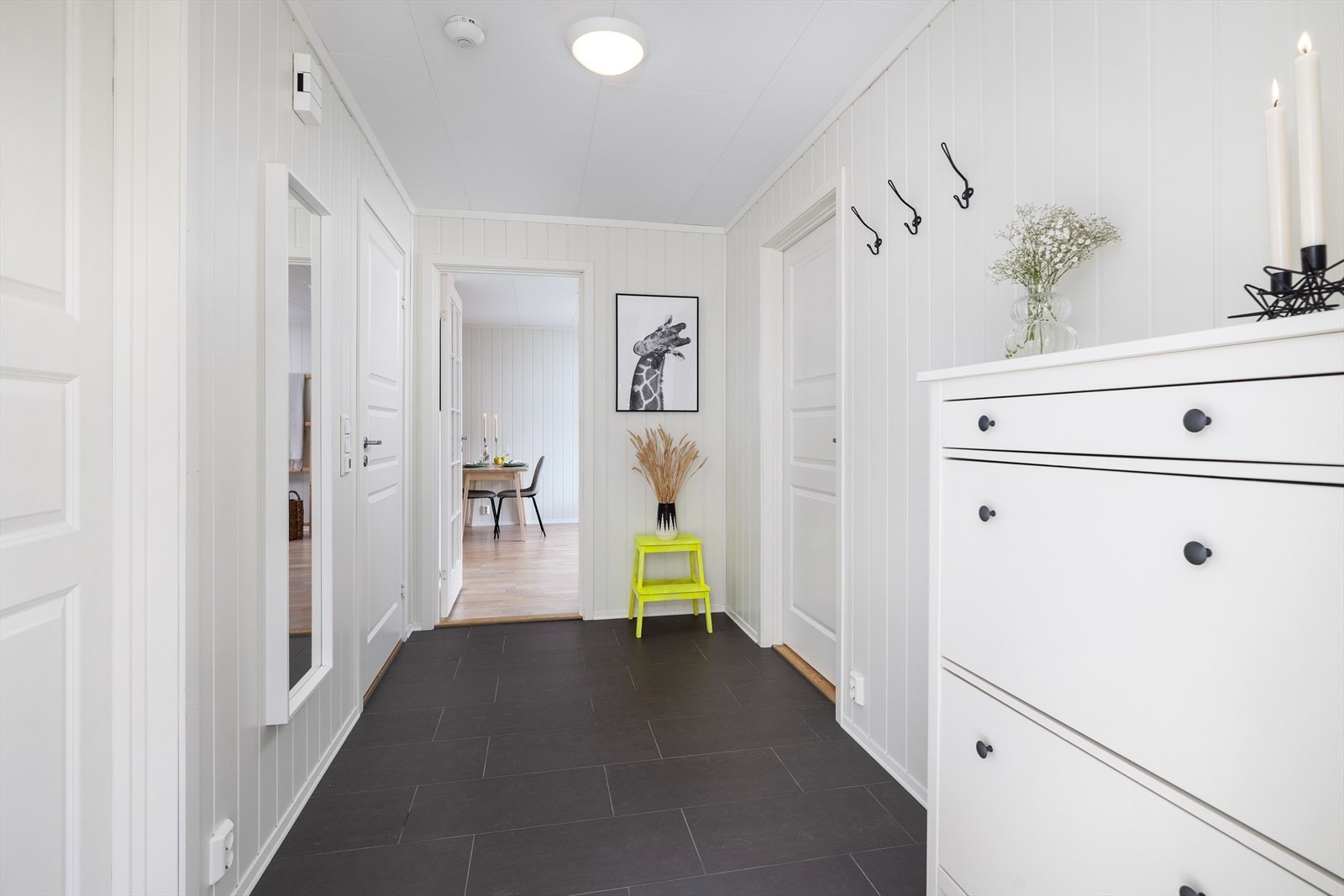 Fra gangen er det inngang til soverom og bad. Galleribilde