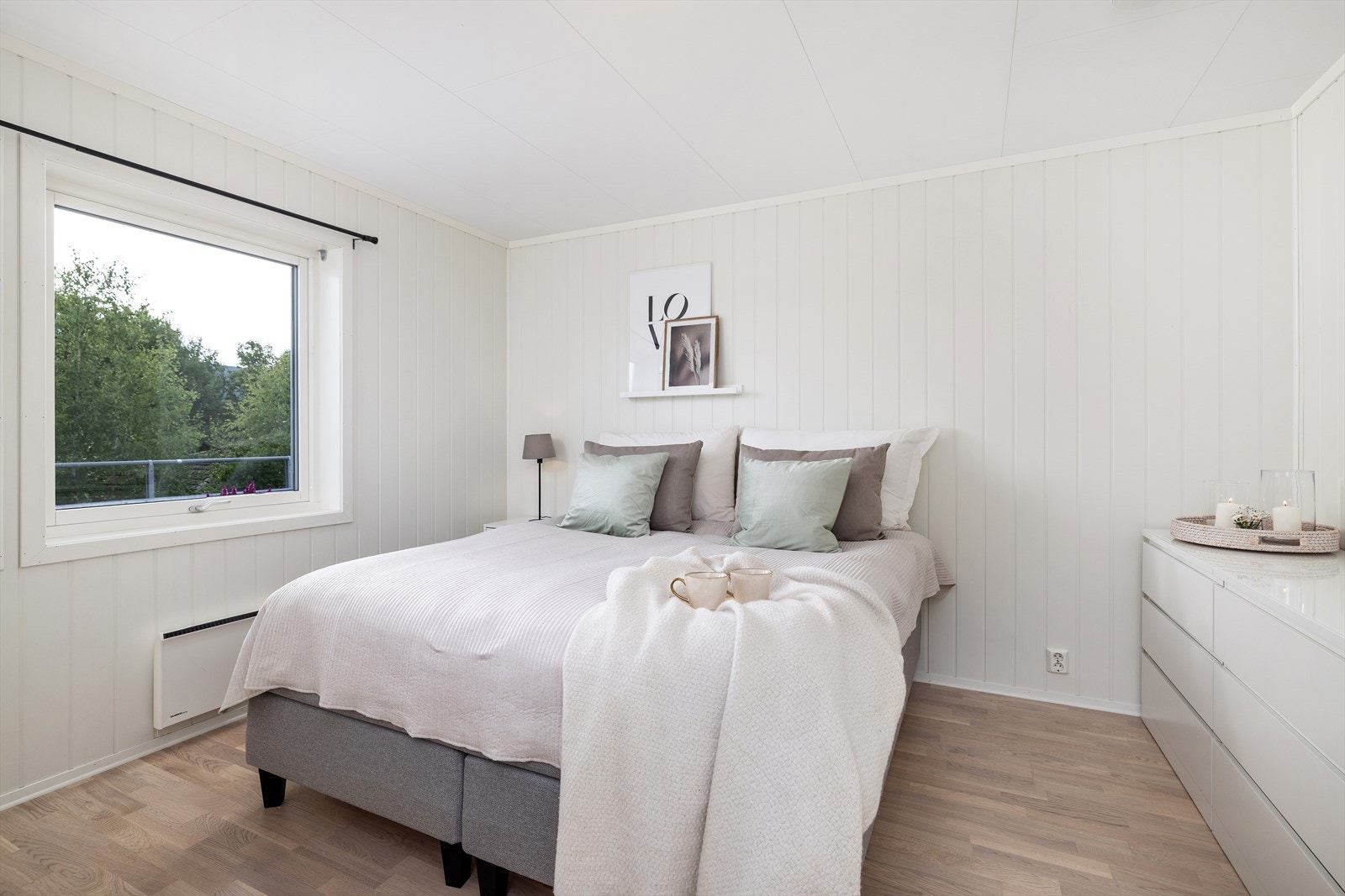 Hovedsoverommet har god plass til dobbeltseng og nattbord. Galleribilde