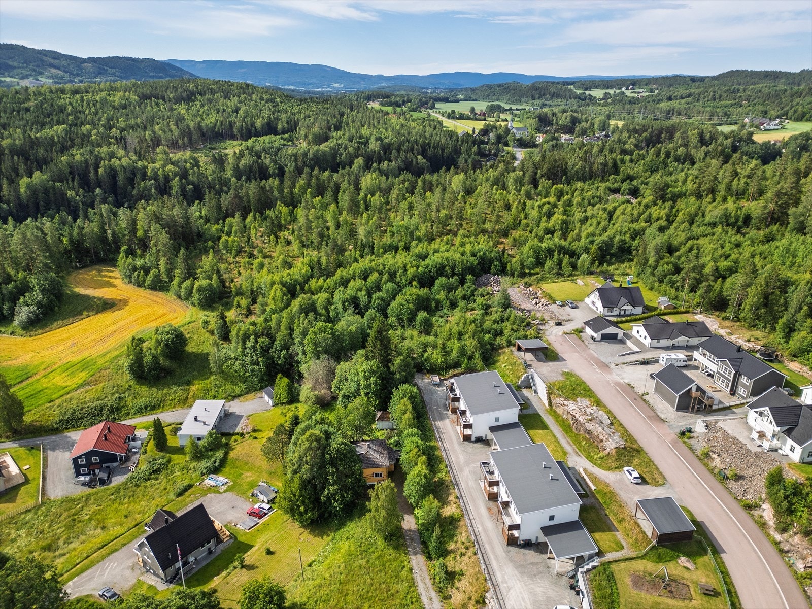 Tomten ligger barnevennlig til med kort vei til Skotselv skole, som både huser barneskole, ungdomsskole og SFO-ordning. Galleribilde