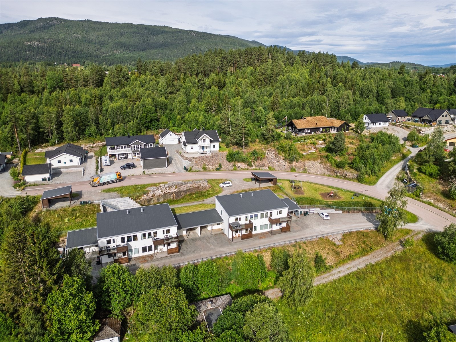 Eiendommen har felles uteområder med gressplen og lekeplass. Galleribilde
