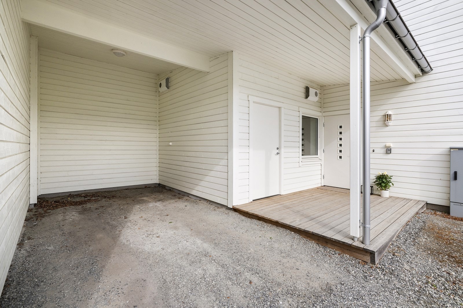 Ved siden av inngangspartiet er den en carport. Galleribilde