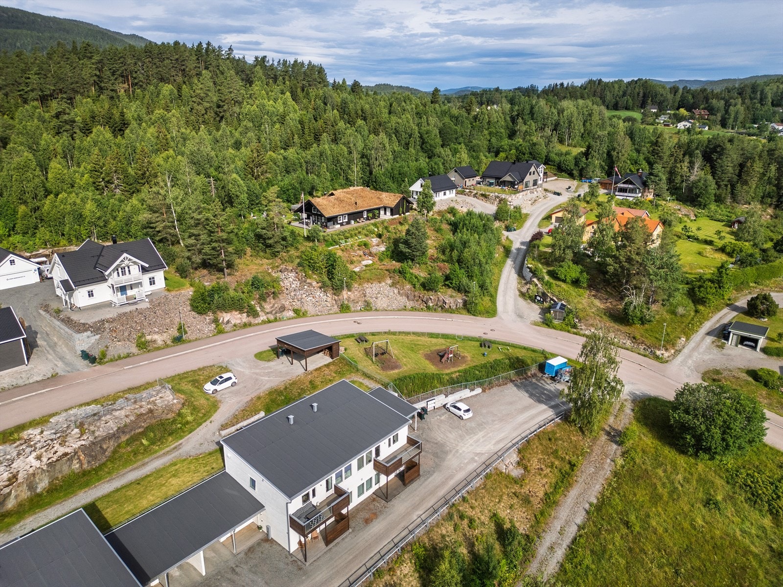 Skotselv har eget skolekorps, samt skibakke med yrende liv i vinterhalvåret. Galleribilde