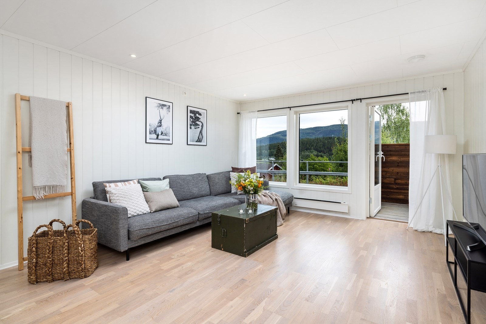 Fra stuen er det utgang til terrasseplatting. Galleribilde