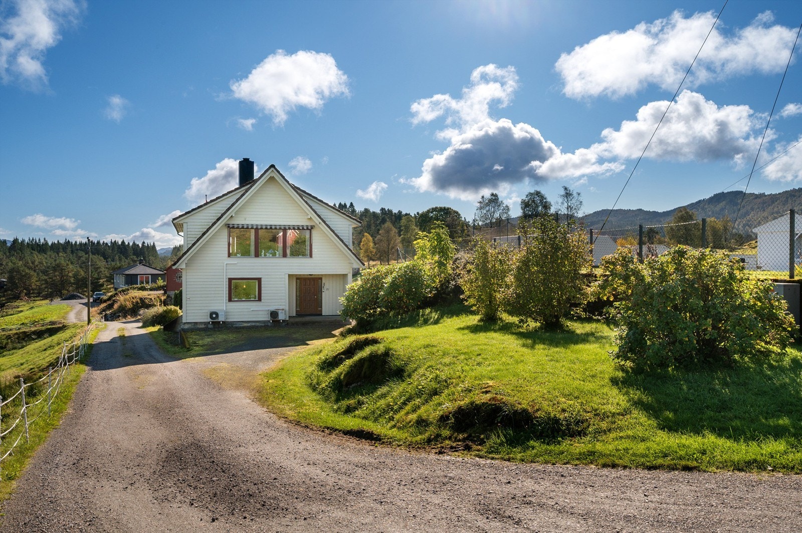 Her bor man i landlige omgivelser, samtidig som man har gangavstand til barnehage, og kort kjørevei til Lindås med butikker, skoler, fritidstilbud m.m. Galleribilde