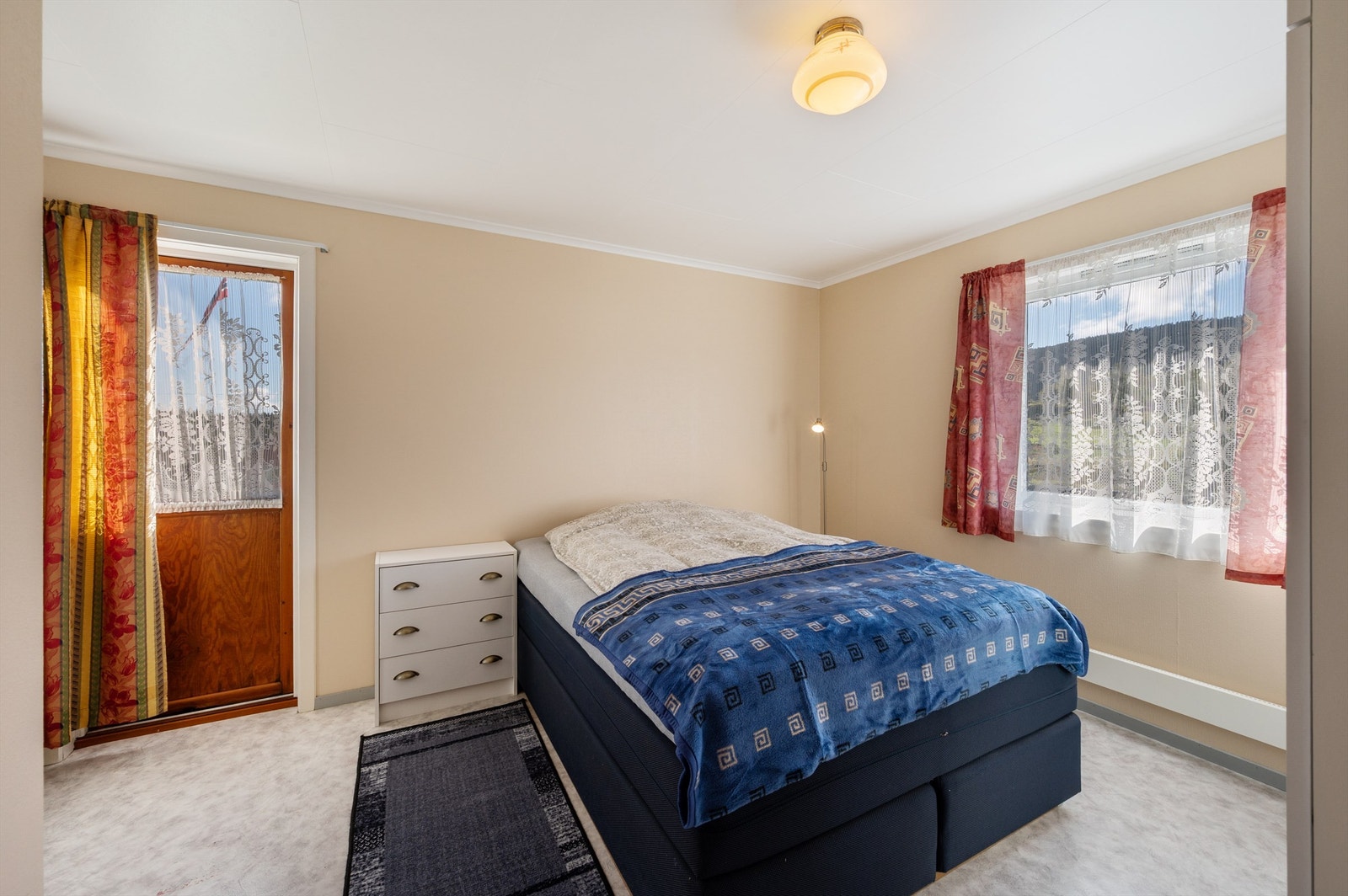 Soverom i 2. etasje med plass til dobbeltseng og ønsket møblement. Fra rommet har man utgang til balkong. Galleribilde