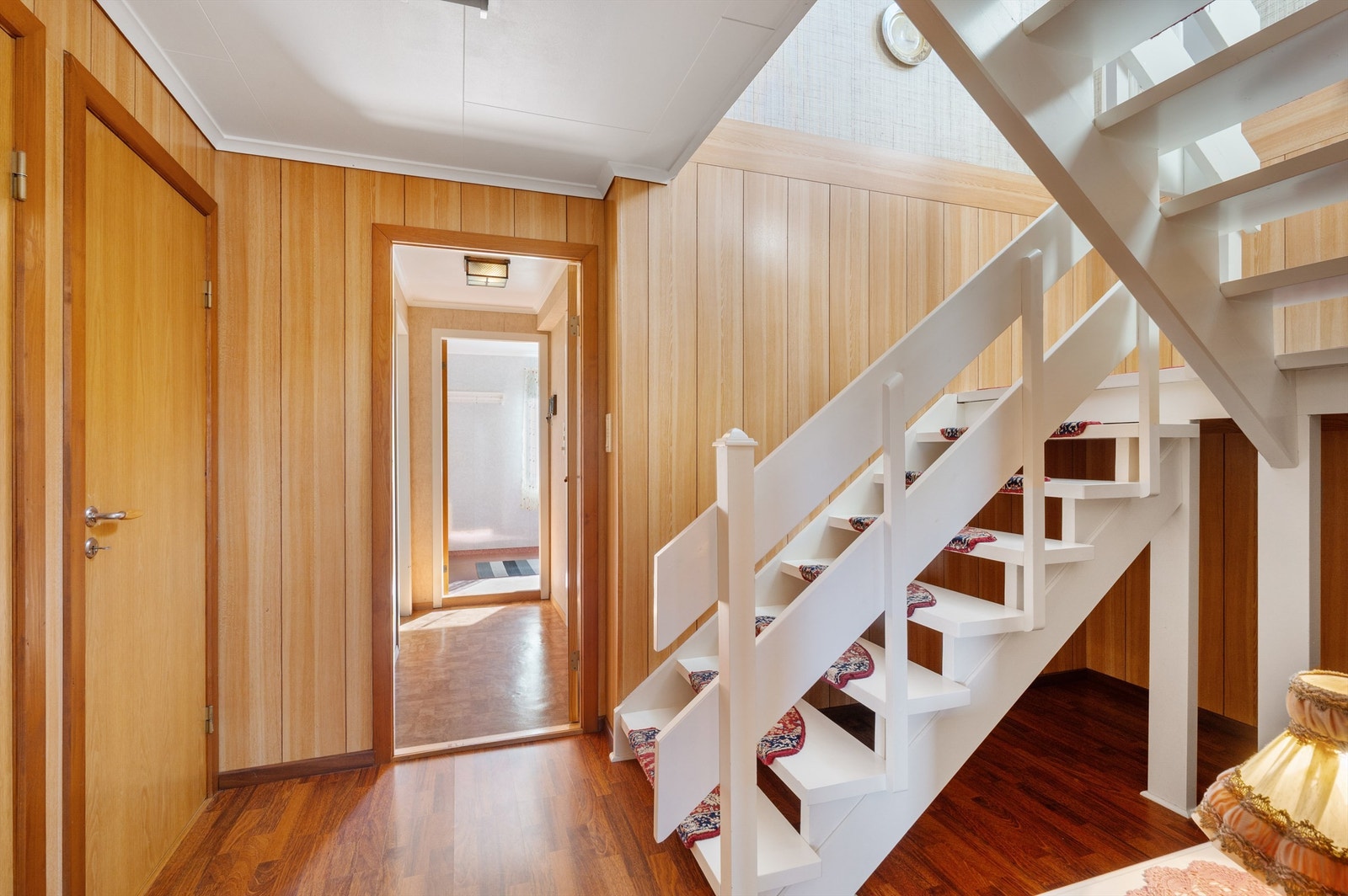 Gangen leder inn til toalettrom, bad, soverom og vaskerom. Galleribilde