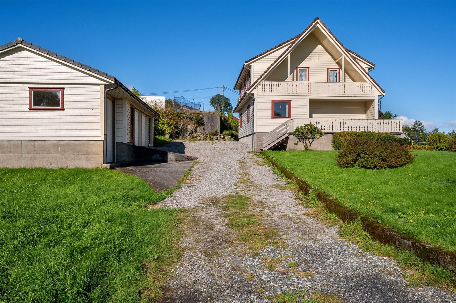 I nærheten er det fine turområder og det er kort vei til bade- og fiskemuligheter på Sævrås. Galleribilde