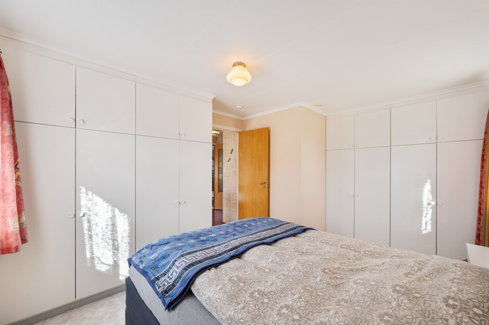 Gode oppbevaringsmuligheter i innebyggede skap. Galleribilde