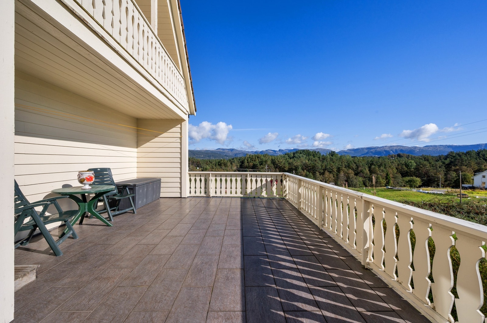 En innholdsrik enebolig beliggende i et idyllisk område på Natås i Alver kommune. Galleribilde