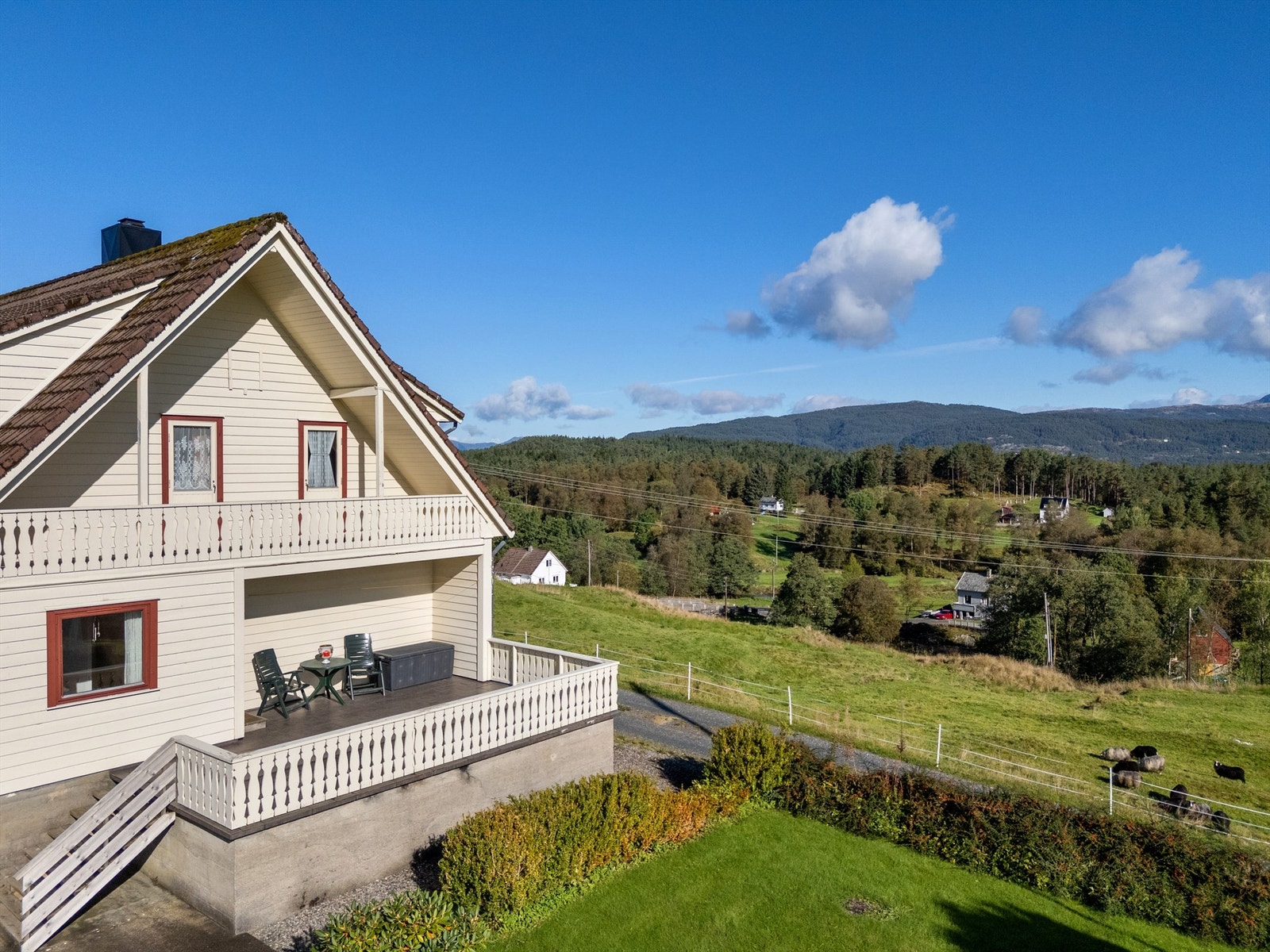 Det er ca. 10 minutters kjøring til Lindås hvor man finner dagligvarebutikker som Kiwi og Rema 1000, samt barne- og ungdomsskole, helsetjenester, fritidsaktiviteter og diverse servicetilbud. Galleribilde