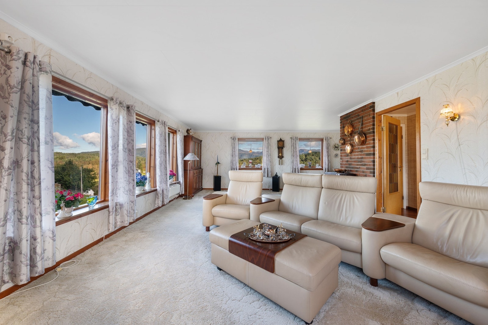 Vindusflatene i stuen gir rikelig med naturlig lysinnslipp. Galleribilde