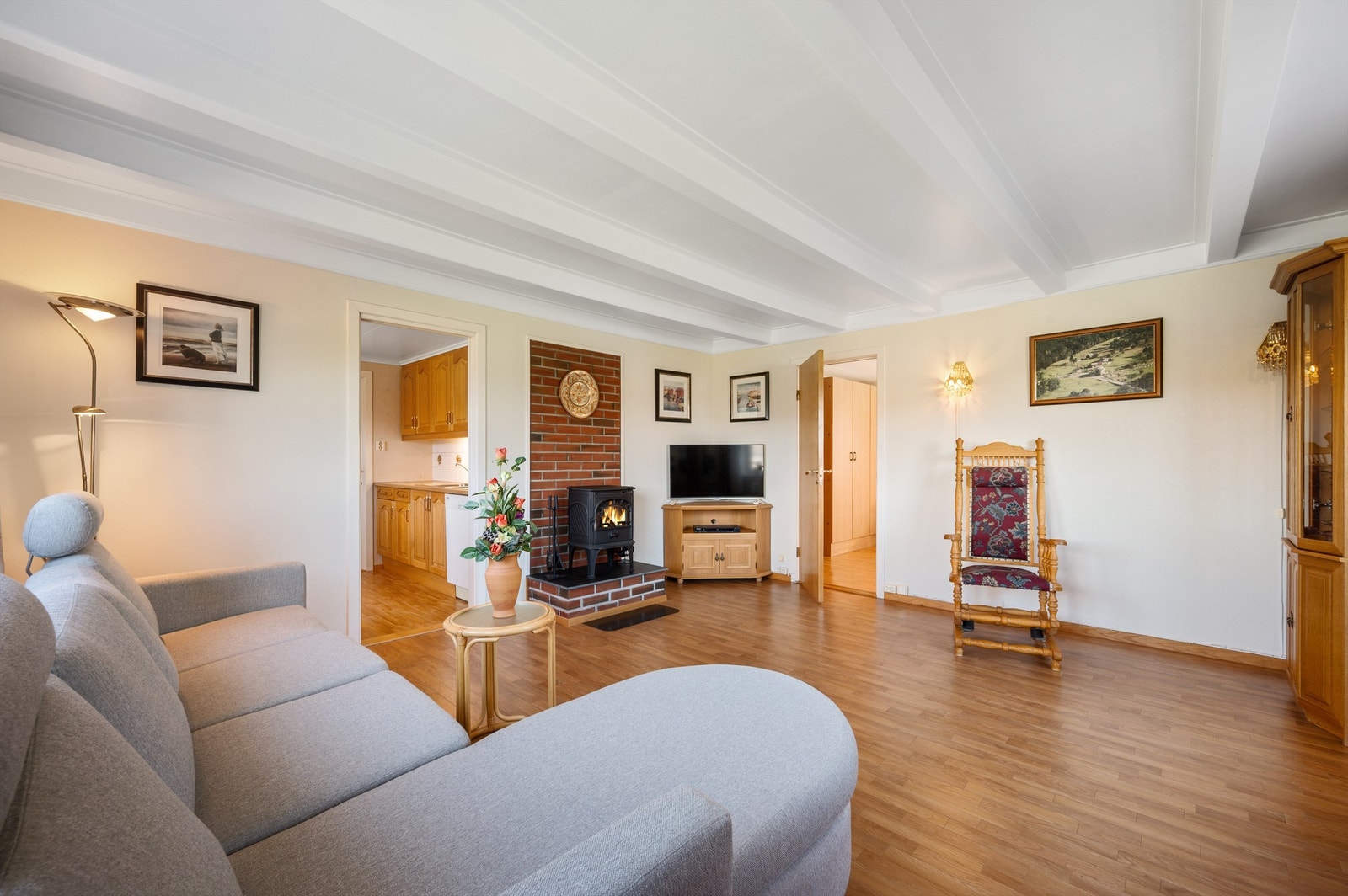 Det er peis som sørger for hygge og varme på kalde dager, samt varmepumpe. Galleribilde