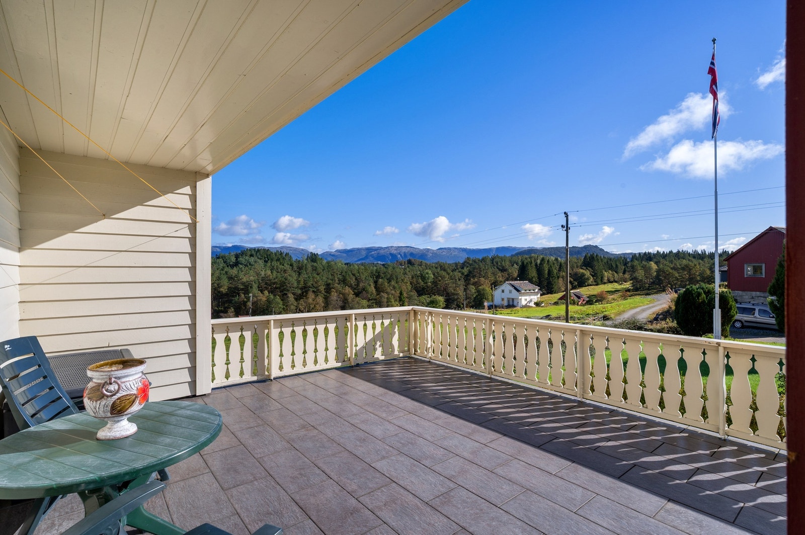 Stor og solrik terrasse som måler ca. 27 kvm. Galleribilde