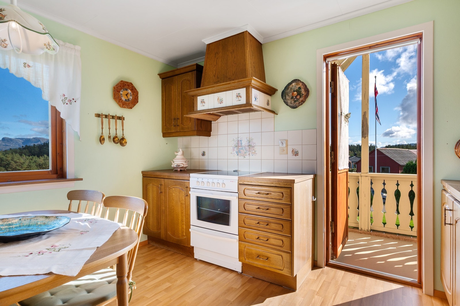 Utgang fra kjøkken til balkong. Galleribilde