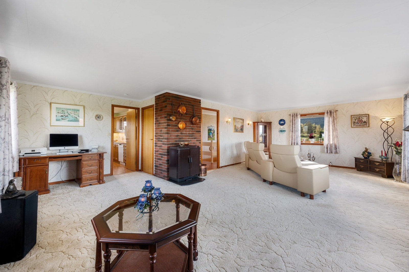 Stuen i 2. etasje er svært romslig med muligheter for å innrede med sofagruppe, spisebord og diverse møbler. Galleribilde