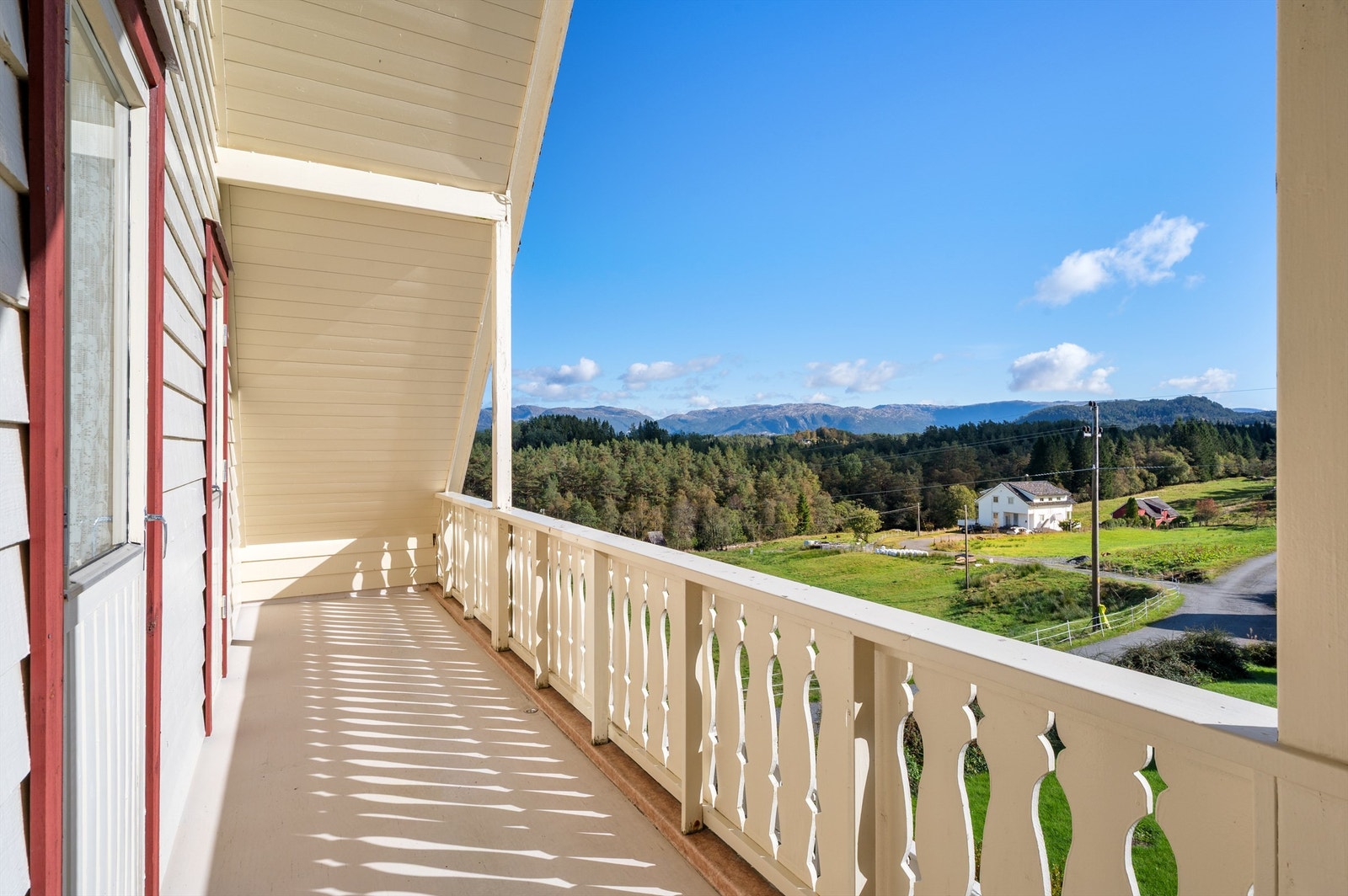 Balkong på ca. 10 kvm. med nydelig utsikt over nærområdet. Galleribilde