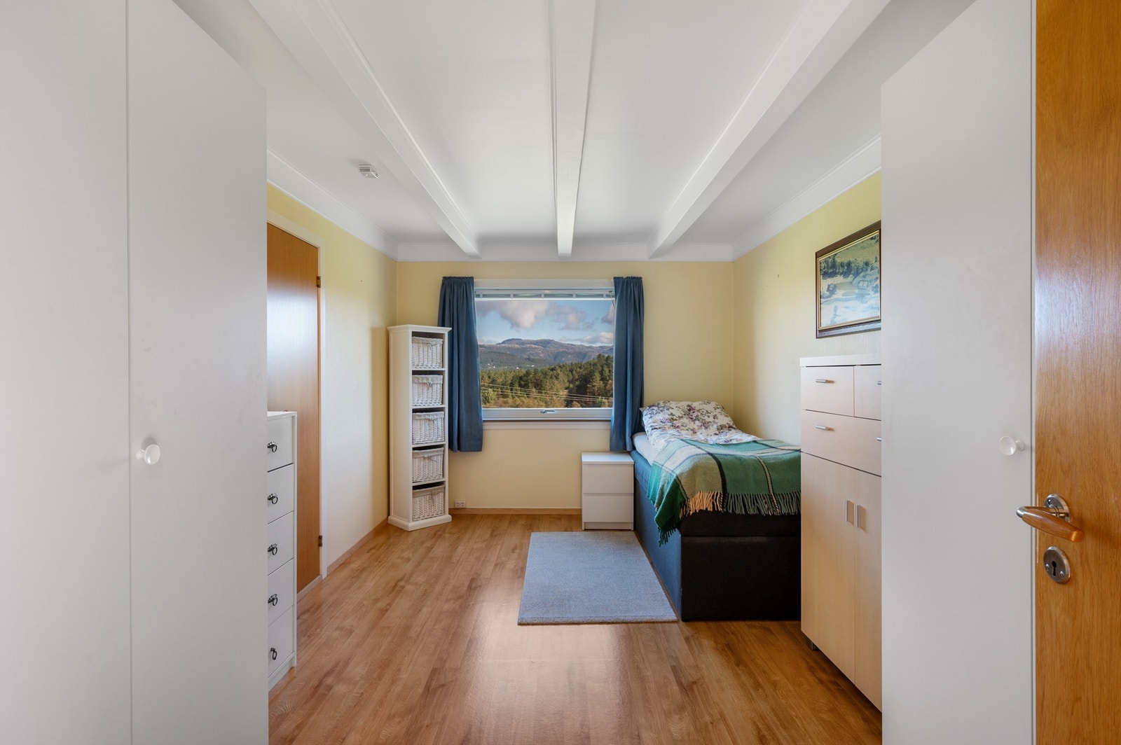 Soverom i 1. etasje av god størrelse. Døren til venstre leder inn til kjøkken. Galleribilde
