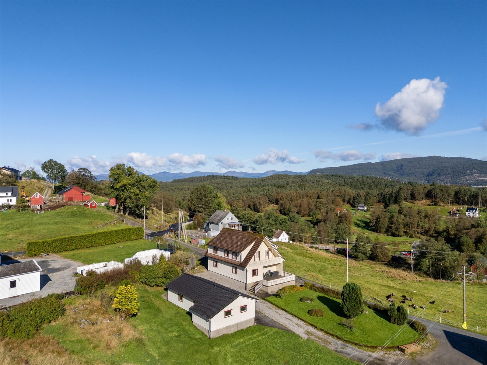 Til Knarvik har man en reisetid på ca. 25 minutter. Her har man kjøpesenter med diverse butikker og tilbud, samt videregående skole. Galleribilde
