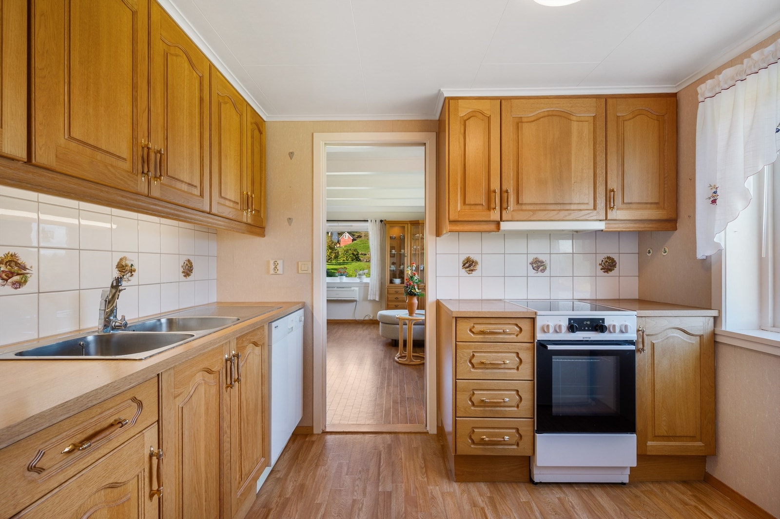 Kjøkkeninnredning av eldre dato med profilerte fronter og laminat benkeplate. Galleribilde