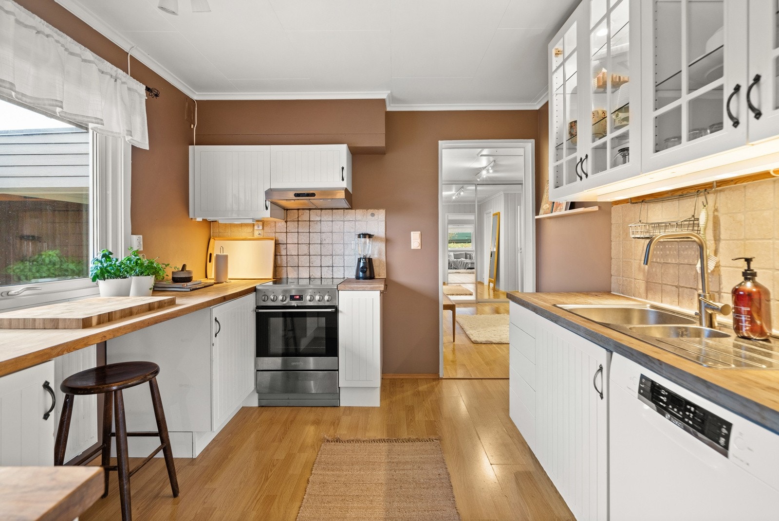 Romslig kjøkken med mye skap- og benkplass Galleribilde